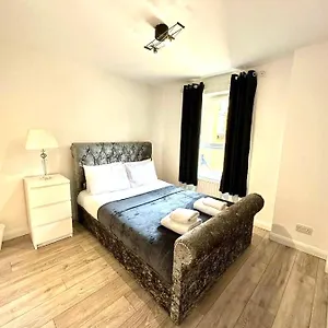 3-bedroom-riverview-flat-canary-wharf-free-parking.cambridgehotelsuk.com/